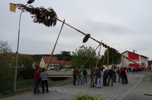 Maibaumaufstellen