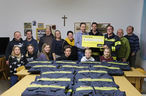 Spendenübergabe und neue Einsatzbekleidung