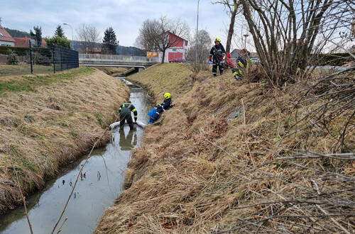 Öl-Einsatz auf dem Teichbach